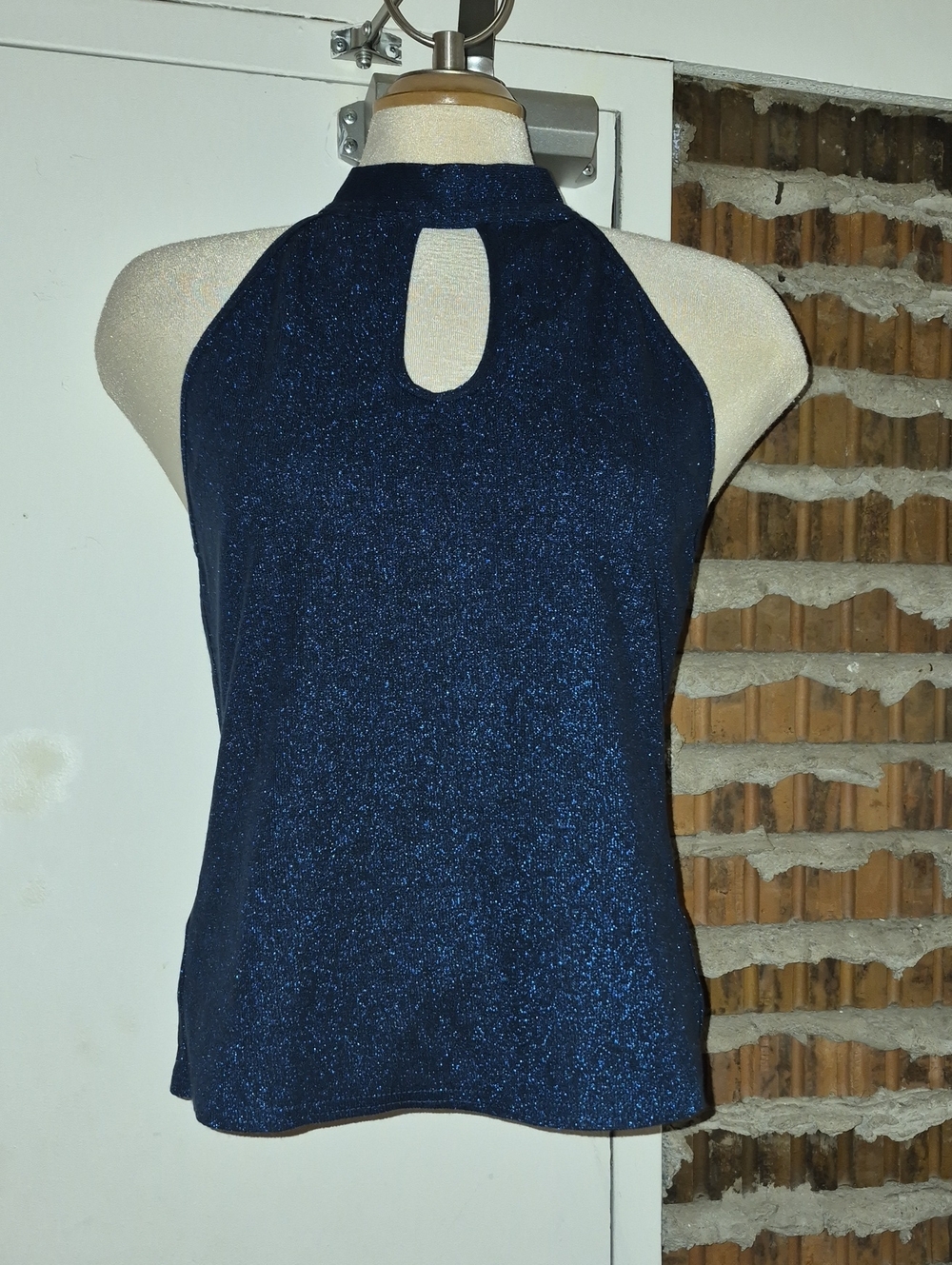 Tristan And Iseut Metallic Sparkle Halter Top Keyhole Size XL